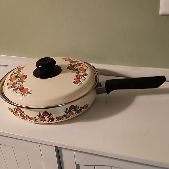 Mushrooml Cream Frying Pan with Lid - Picture 1 of 6